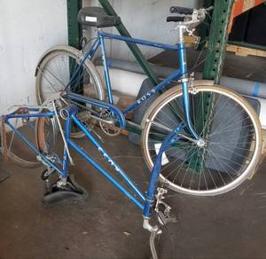 lot 138 image: Vintage Ross Eurotour bicycle with additional frame as shown.