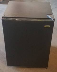 lot 193 image: Avanti andor Magic Chef 2.5 Cu. Ft. compact refrigerator in stylecolor shown. Condition varies. Please Note These items will be distributed on a First come - First served basis. You are bidding by the piece