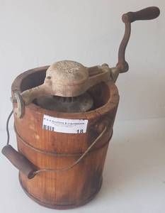 lot 18 image: Antique Arctic 1 quart hand crank ice cream maker in great condition for its age as shown. See pictures