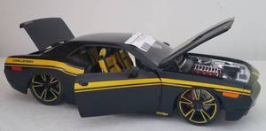 lot 44 image: Maisto 2006 Dodge Challenger concept model car as shown.