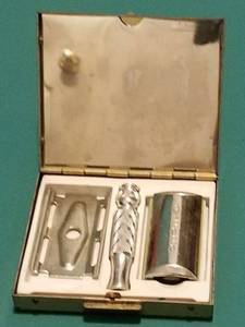 lot 202 image: Vintage ladies Gillette travel razor in original case with mirror as shown.