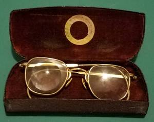 lot 208 image: Vintage American Optical 1-10 12KGF 6 14 reading glasses with original case as shown.
