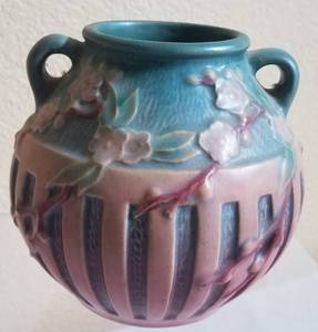 lot 1 image: VINTAGE 1930S ROSEVILLE POTTERY CHERRY BLOSSOM DOUBLE-HANDLE VASE 618 WITH ORIGINAL FOIL LABEL IN EXCELLENT CONDITION AS SHOWN. MEASURES APPROX. 5.25 H x 5.5 W. SEARCH IT UP