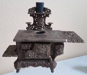 lot 2 image: ANTIQUE EAGLE SALESMAN SAMPLE CAST IRON STOVE WITH ACCESSORIES AS SHOWN. MEASURES APPROX. 14 x 6 x 12. CHECK IT OUT