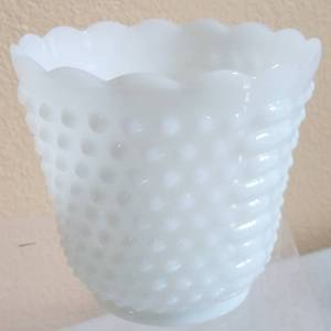 lot 4 image: VINTAGE OVEN WARE MILK GLASS HOBNAIL VASE IN EXCELLENT CONDITION AS SHOWN. CIRCA 1940S - 1950S. MEASURES APPROX. 75 x 5.25.