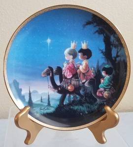 lot 16 image: THEY FOLLOWED THE STAR PLATE FROM THE 1991 PRECIOUS MOMENTS BIBLE STORY PLATE COLLECTION WITH COA AS SHOWN. MEASURES APPROX. 7 58 DIAMETER.
