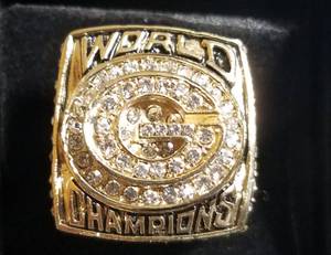 lot 28 image: GREEN BAY PACKERS  BRET FAVRE 1996 REPLICA SUPER BOWL CHAMPIONSHIP RING IN BOX AS SHOWN.