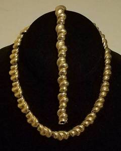lot 42 image: VINTAGE 1950S - 1960S MONET JEWELRY NECKLACE AND BRACELET SET IN STYLECOLORCONDITION SHOWN. CHECK IT OUT