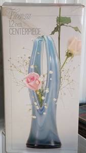 lot 46 image: THE VENETIAN COLLECTION 12 INCH DECORATIVE MURANO STYLE HANDFORMED GLASS CENTERPIECE IN BOX AS SHOWN.