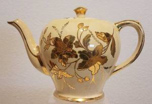 lot 64 image: VINTAGE SADLER 454 TEAPOT WITH GOLD ACCENTS IN STYLECOLORCONDITION SHOWN. MADE IN ENGLAND. CIRCA 1930S - 1940S. MEASURES APPROX. 9.5 x 6.