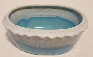lot 65 image: VINTAGE MCCOY POTTERY OBLONG VASE IN STYLECOLORCONDITION SHOWN. MEASURES APPROX. 6.75 x 4.75 x 3.