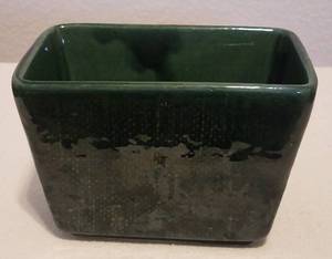 lot 66 image: VINTAGE MID-CENTURY HULL ART POTTERY WINDOW BOX PLANTER F80 IN THE BURLAP TEXTURE IN COLORCONDITION SHOWN. MEASURES APPROX. 6 L X 4 W X 4.25 H.