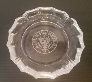 lot 70 image: VINTAGE HOUSE OF REPRESENTATIVES HEAVY BEVELED GLASS ASHTRAY WITH ETCHED LOGO IN EXCELLENT CONDITION AS SHOWN. MEASURES APPROX. 8 IN DIAMETER. CHECK IT OUT