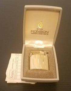 lot 74 image: VINTAGE RONSON VARAFLAMEMK II GOLD TONE LIGHTER IN ORIGINAL CASE WITH ORIGINAL STORE RECEIPT AS SHOWN. APPEARS TO BE IN UNUSED CONDITION.