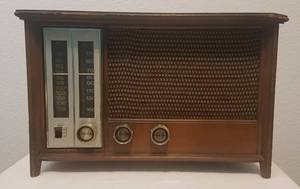 lot 76 image: VINTAGE 1950S ZENITH LONG DISTANCE RADIO MODEL X334 IN STYLECOLORCONDITION SHOWN. TESTED AND POWERS ON. MEASURES APPROX. 16.25 x 8.5 x 10.5.