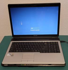 lot 84 image: TOSHIBA 17 INCH SATELLITE PSLD8U-0Q3030 (TRUBRITE) NOTEBOOKLAPTOP WITH POWER CORD AS SHOWN. TESTED AND POWERS ON - SEE PICTURES.