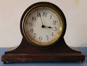 lot 92 image: VINTAGE MANTLE CLOCK BY THE NEW HAVEN CLOCK CO. (NEW HAVEN, CONN. USA) WITH KEYS IN STYLECOLORCONDITION SHOWN. GLASS HAS A CRACK AS SEEN ON PICTURES. MEASURES APPROX. 8.5 x 6 x 2 38.