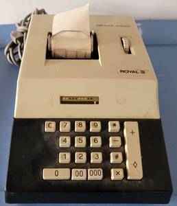 lot 113 image: VINTAGE ROYAL DELUXE ADDER WITH POWER CORD AS SHOWN. TESTED AND POWERS ON.