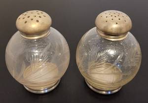 lot 115 image: ANTIQUE 1900S FRANK M. WHITING EDWARDIAN STERLING SILVER AND ETCHED GLASS SALT AND PEPPER SHAKER SET NO. 899 IN EXCELLENT CONDITION FOR THEIR AGE AS SHOWN. EACH MEASURES APPROX. 2.6 H x 1.95 DIAMETER. CHECK THESE OUT