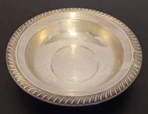lot 116 image: ANTIQUE STERLING SILVER BABY BOWL IN EXCELLENT CONDITION AS SHOWN. MARKED STERLING 310G. WEIGHTS APPROX. 90 GRAMS. MEASURES APPROX. 6 18 x 1.25.