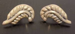 lot 118 image: VINTAGE STERLING SILVER LEAF DESIGN EARRINGS AS SHOWN. WEIGHT IS APPROX. 7 GRAMS.