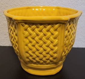 lot 124 image: VINTAGE GLAZED CERAMIC POTTERY PLANTER IN STYLECOLORCONDITION SHOWN. MEASURES APPROX. 6.25 x 5.