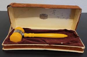 lot 125 image: VINTAGE 1940S S & N KATZ INC. GAVEL IN ORIGINAL BOX AS SHOWN. ENGRAVED AND DATED JUNE 18, 1948.