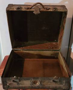 lot 136 image: ANTIQUE 1900S NEVERBREAK SMALL STEAMER TRUNKSUITCASE BY L. GOLDSMITH & SON. NEWARK, NEW JERSEY. THIS PIECE IS IN SOLID OVERALL CONDITION  FOR ITS AGE. MEASURES APPROX. 20 x 9.5 x 17.5.