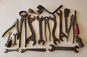 lot 199 image: VINTAGE LOT OF HAND TOOLS IN VARIOUS STYLES AS SHOWN.