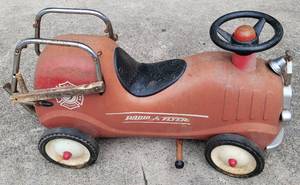 lot 200 image: VINTAGE RADIO FLYER RIDE-ON FIRE ENGINE No. 9 PUSH CAR AS SHOWN.