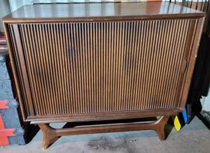 lot 149 image: VINTAGE PACKARD BELL COLOR TV WITH SWIVEL FEATURE IN STYLECOLORCONDITION SHOWN. MEASURES APPROX. 35 x 23 x 30. TAKE A LOOK THIS ITEM IS VERY HEAVY.
