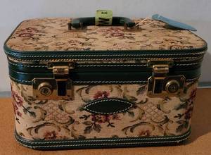 lot 157 image: VINTAGE TRAVEL  TRAIN CASE IN STYLECOLORCONDITION SHOWN.