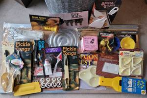 lot 171 image: KITCHEN AND HOME GADGETS AS SHOWN. NICE MIXED LOT
