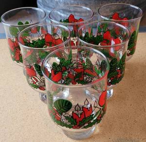 lot 173 image: CHRISTMAS THEMED GLASSES AS SHOWN. 6 COUNT.