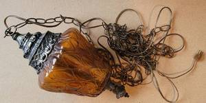 lot 176 image: VINTAGE 1950S AMBER BROWN GLASS WITH BRASS SWAG LAMP IN SOLID CONDITION AS SHOWN. MEASURES APPROX. 16 x 8.