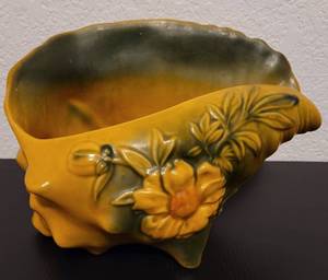 lot 181 image: VINTAGE 1940S ROSEVILLE POTTERY PEONY CONCH SHELL PLANTER #436 IN EXCELLENT CONDITION AS SHOWN. MEASURES APPROX. 9.75 W x 6.5 H x 6.25 D.