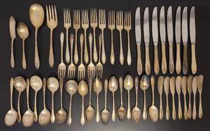 lot 184 image: VINTAGE 1940S VIRGINIAN BY ONEIDA STERLING SILVER FLATWARE SET SERVING (51 PIECES). WEIGHT IS APPROX. 2,022 GRAMS. SEARCH THESE UP