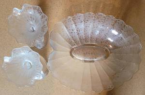 lot 189 image: VINTAGE ETCHED STYLE GLASS VASEBOWL AND SIDE VASES AS SHOWN.