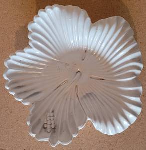 lot 192 image: VINTAGE ABINGDON POTTERY CONSOLE DISH IN STYLECOLORCONDITION SHOWN. MEASURES APPROX. 10 x 10 x 1.75.