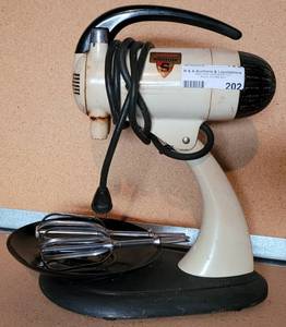 lot 202 image: VINTAGE SUNBEAM AUTOMATIC MIXMASTER MIXER IN STYLECOLRCONDITION SHOWN.