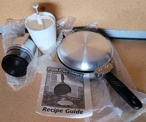lot 207 image: KITCHEN GADGETS INCLUDING PANCAKE MAKER, CHOPPER AND MORE AS SHOWN.