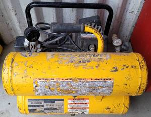 lot 213 image: CAMPBELL HAUSFELD 4 GALLON AIR COMPRESSOR MODEL 505807AJ AS SHOWN.