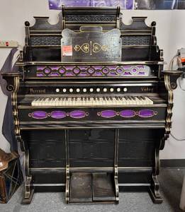 lot 1 image: ANTIQUE 1890S FARRAND & VOTEY PUMP ORGAN IN STYLECOLORMODEL SHOWN. THIS ORGAN IS IN OVERALL SOLID CONDITION FOR ITS AGE. MUST SEE