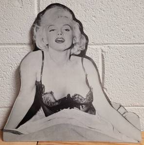 lot 2 image: MARILYN MONROE #3 STANDUP FROM THE ESTATE OF MARILYN MONROE (1989) AS SHOWN. CHECK IT OUT