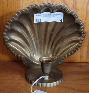 lot 4 image: BRASS SHELL SHAPED CANDLE HOLDER AS SHOWN.