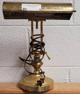 lot 5 image: VINTAGE BRASS BANKERS STYLE DESK LAMP AS SHOWN.