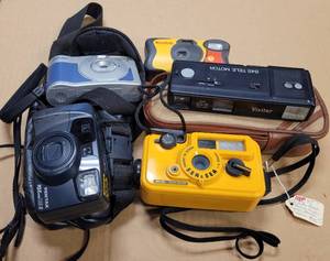 lot 25 image: LOT OF 35MM CAMERAS INCLUDING A SEA & SEA POCKET MARINE UNDERWATER STROBE CAMERA AND CASES AS SHOWN.