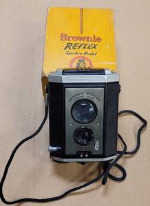 lot 26 image: VINTAGE BROWNIE REFLEX SYNCHRO MODEL CAMERA EASTMAN (ROCHESTER, NY) WITH ORIGINAL BOX AS SHOWN.