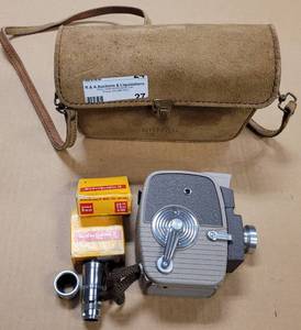 lot 27 image: VINTAGE 1950S KEYSTONE TWENTY 8MM FILM MOVIE CAMERA WITH ACCESSORIES AS SHOWN.