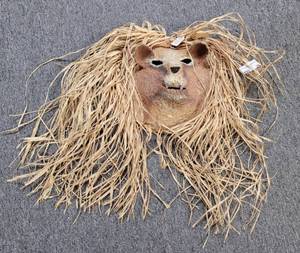 lot 29 image: VINTAGE PAPER MACHE STYLE LION MASK  WALL HANGING AS SHOWN.